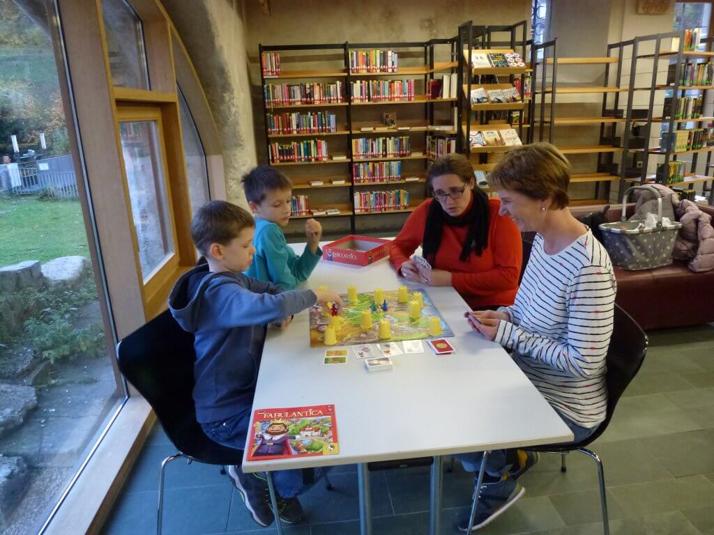 Spielerunde in der Bücherei