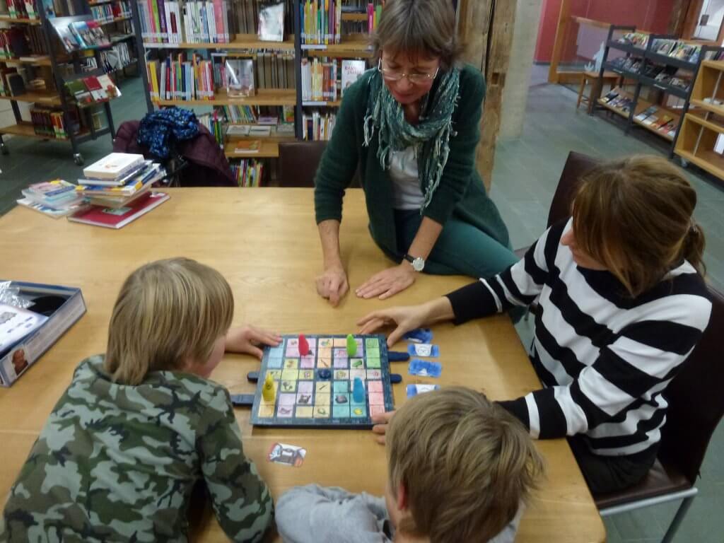 Spielerunde in der Bücherei
