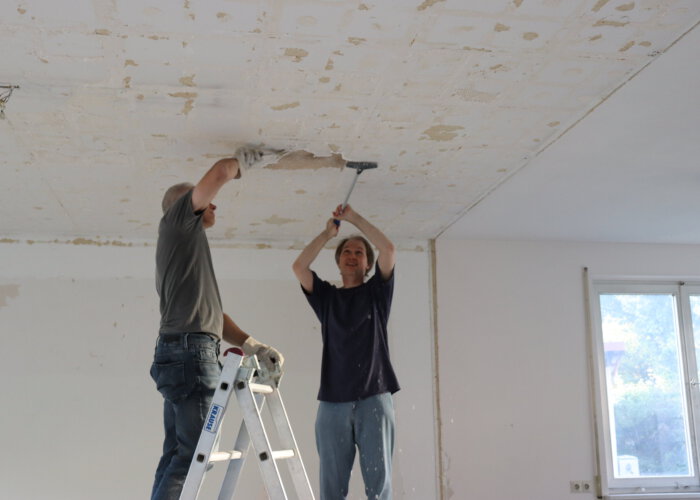 Selbst die erwachsenen Männer haben ihre Mühe mit der Decke.