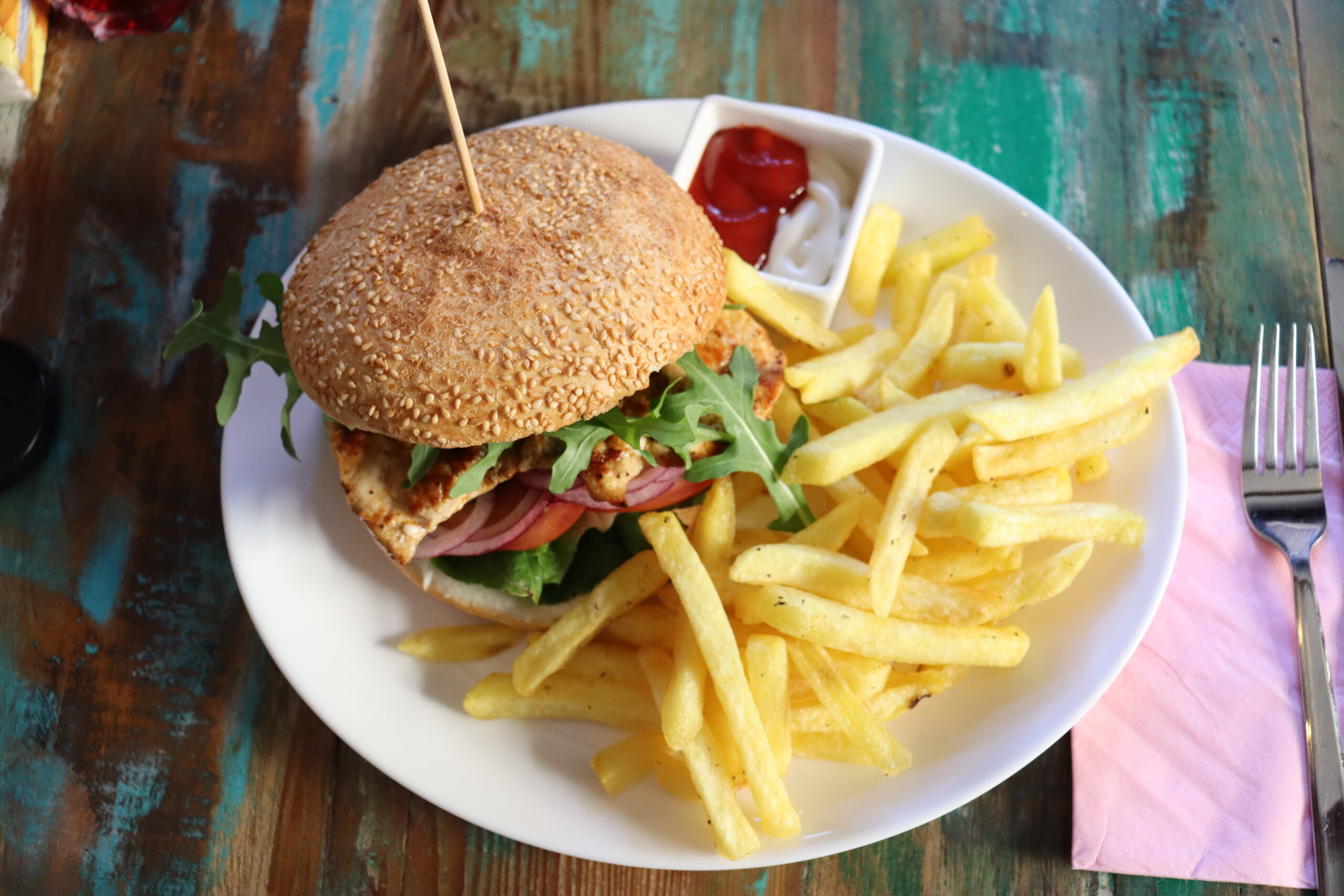 Burger und Pommes