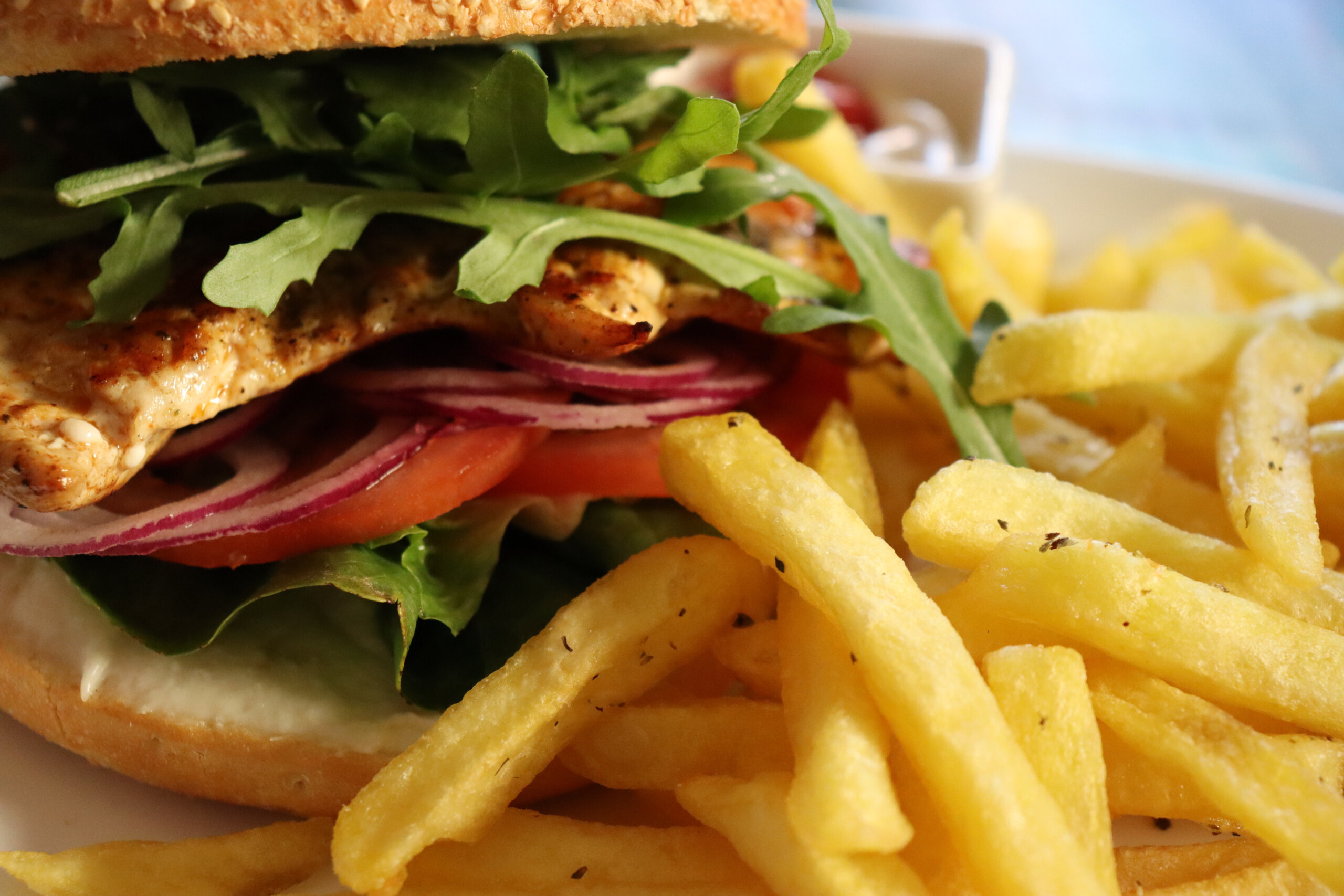 Burger und Pommes