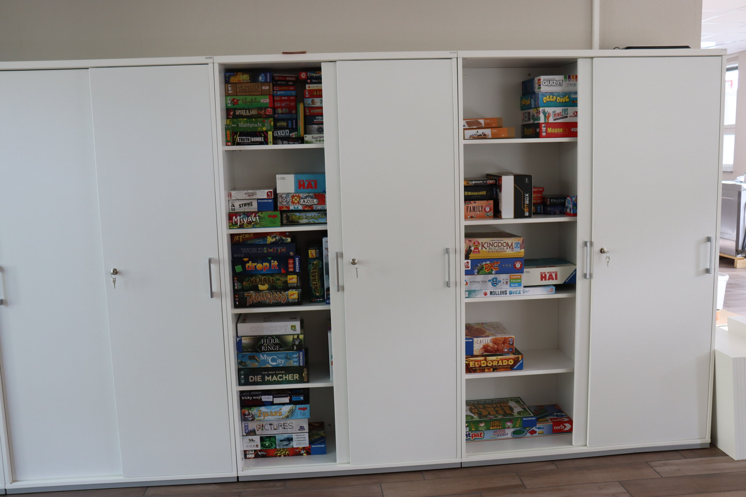 Spieleschrank