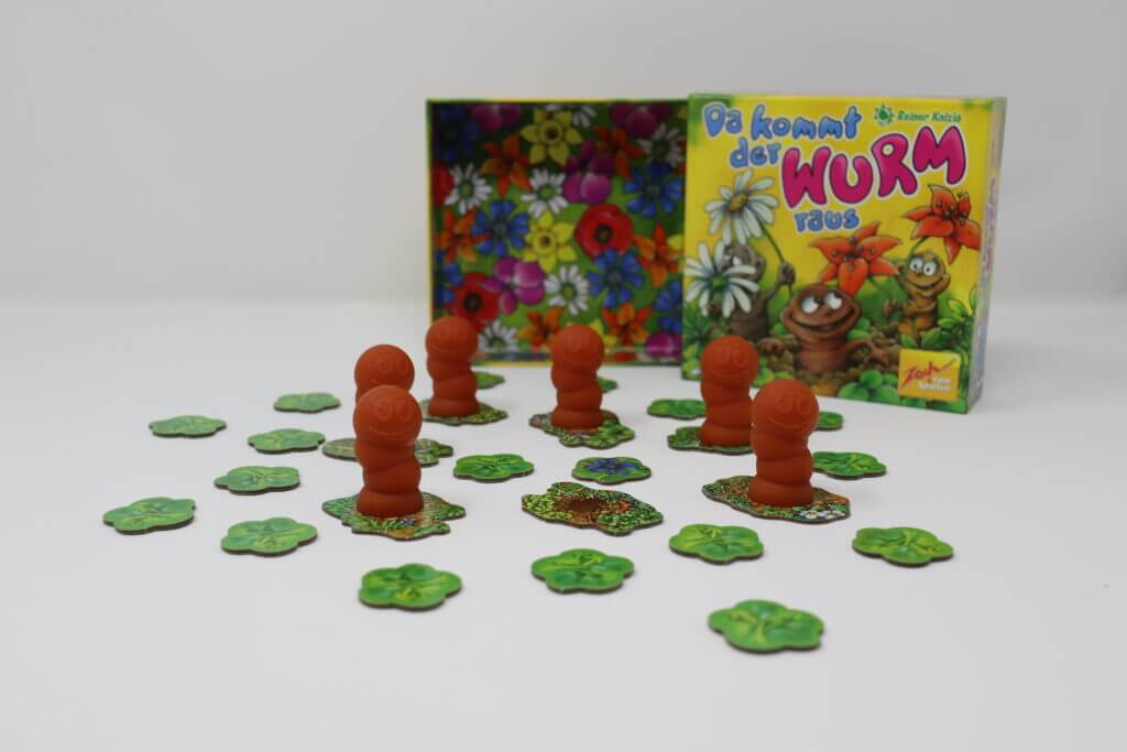 Spielmaterial und Schachtel von "Da kommt der Wurm raus".